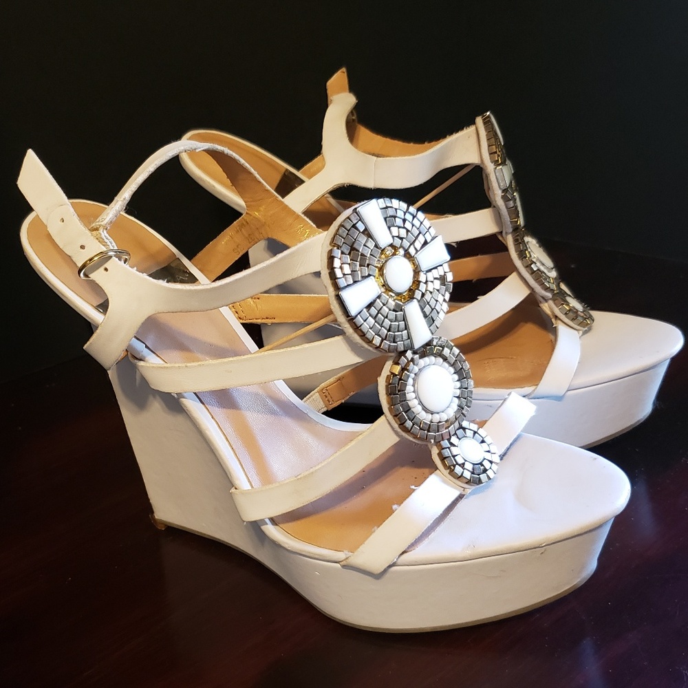 Andrea Medallion Detail Women Skinny Platform Heel